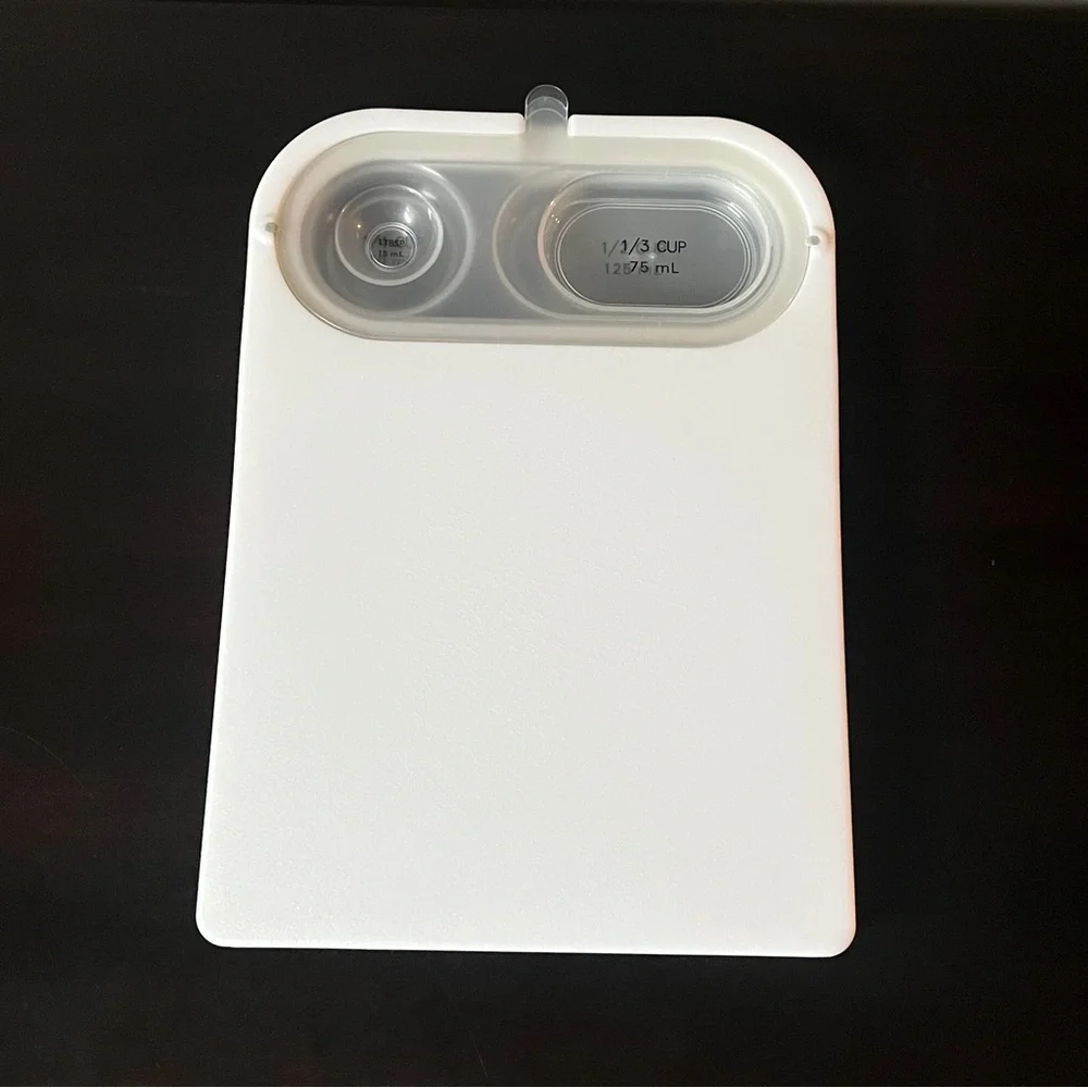 The Pampered Chef Cut & Measure White Cutting Board Snap In Clear Measuring Cups